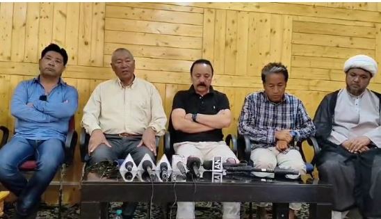 'लद्दाखियों ने 4 सूत्री एजेंडे पर बातचीत फिर से शुरू करने के लिए प्रेस सेंटर तक लेह से दिल्ली तक पैदल मार्च की योजना बनाई है | '